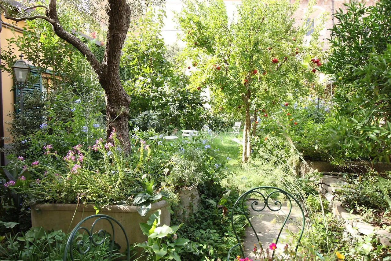 Studios Garden Terrace Oltrarno Floransa